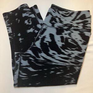 Nike Black and Gray Patterned Capri Leggings size L